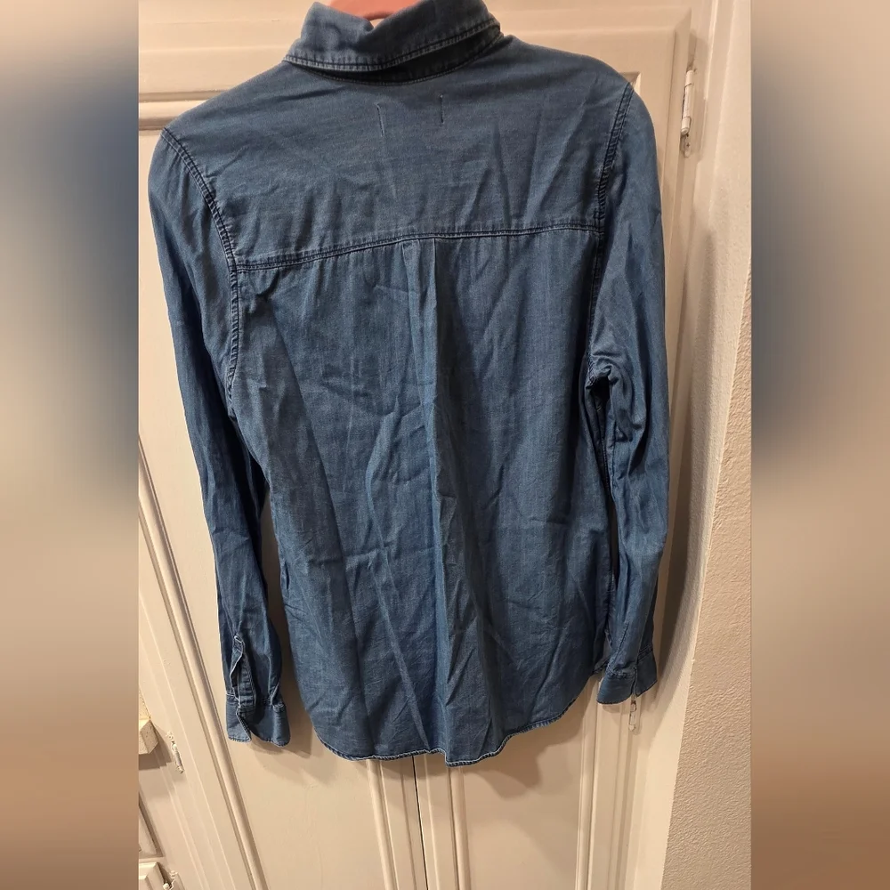 Old Navy Women's Classic Denim Button Down ~ Size Medium - Picture 3 of 7